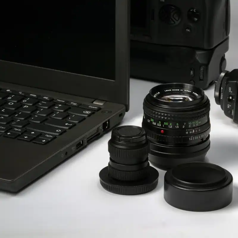 Digital photo camera and laptop.
